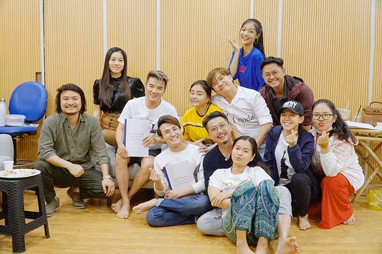 Tổng đạo diễn Hoàng Nhật Nam và dàn nghệ sĩ Táo Xuân 2020.