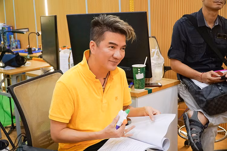 Vừa tập luyện, dàn nghệ sĩ đình đám vừa tạo ra những tình huống “khó đỡ” khiến khán giả không nhịn nổi cười.