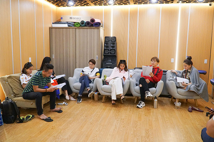 Với chủ đề "Sao che được mắt trời", Táo Xuân Canh Tý 2020 được Huỳnh Lập chắp bút cùng Hoàng Khôi.