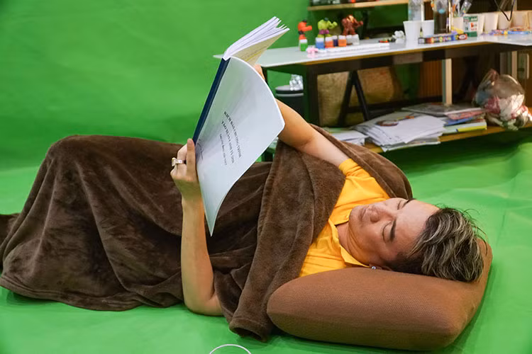 Bởi vậy, trong khi dàn đồng nghiệp đứng để tập kịch thì riêng ca sĩ Đàm Vĩnh Hưng nằm dài tập lời thoại.