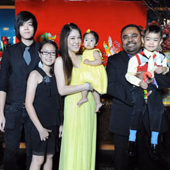 Và sau này chính anh cùng với Thu Phương nuôi dạy, chăm sóc hai con riêng của cô, điều mà không phải người đàn ông nào cũng sẵn sàng.