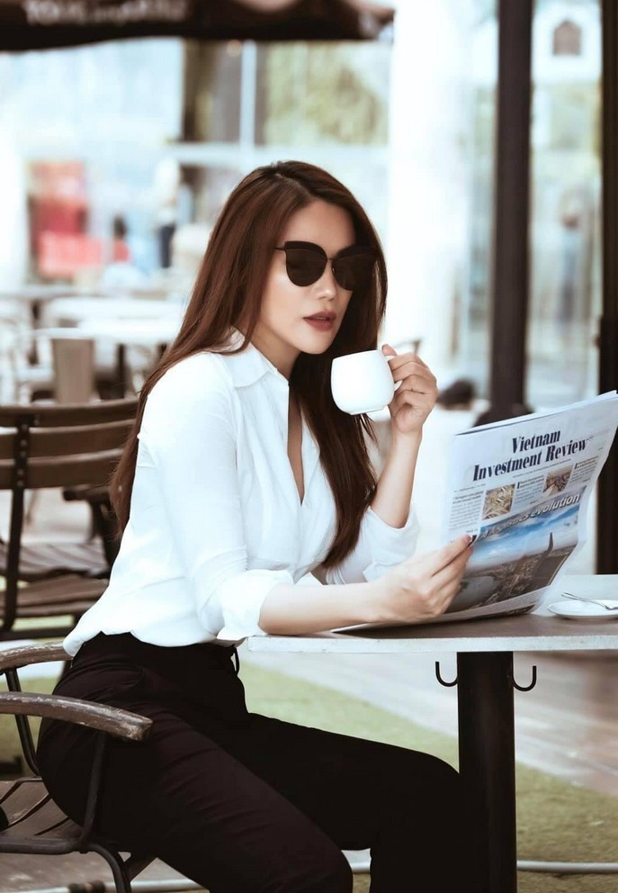 Trương Ngọc Ánh thưởng thức tách cà phê mở đầu cho ngày làm việc đầu tuần. "Những điều tốt đẹp trong cuộc sống đôi khi đến từ những điều đơn giản nhất", cô viết.