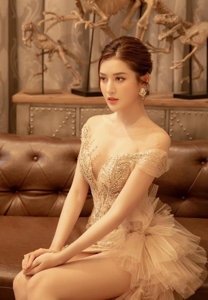 Á hậu Huyền My đăng ảnh tâm trạng cùng dòng trạng thái: "Cuộc đời này đủ phức tạp, đừng có nghĩ quá xa xôi. Những chuyện buồn buông hết, điều tốt đẹp chớ phai phôi".