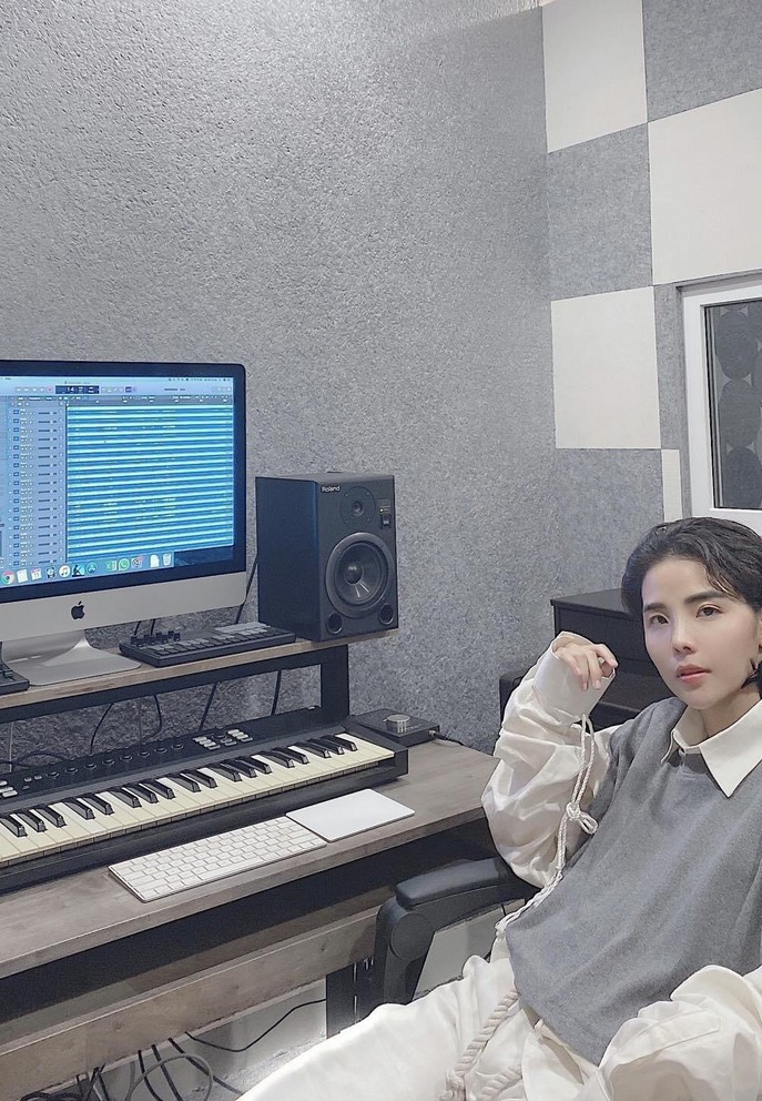 Vũ Cát Tường miệt mài trong phòng thu cho các dự án âm nhạc chuẩn bị được ra mắt.