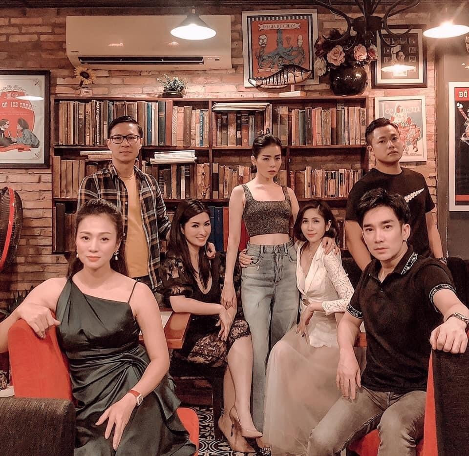 Hội bạn nghệ sĩ thân thiết gồm: Lệ Quyên, Quang Hà, Nguyễn Hồng Nhung, MC Anh Quân có buổi họp mặt thân thiết. Họ cùng chụp ảnh theo phong cách lạnh lùng, nghiêm nghị.