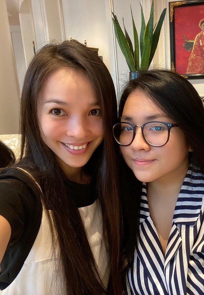 Hiền Thục selfie bên con gái Gia Bảo. Ở tuổi 18, ái nữ của Hiền Thục ra dáng thiếu nữ với chiều cao và nhan sắc nổi bật.