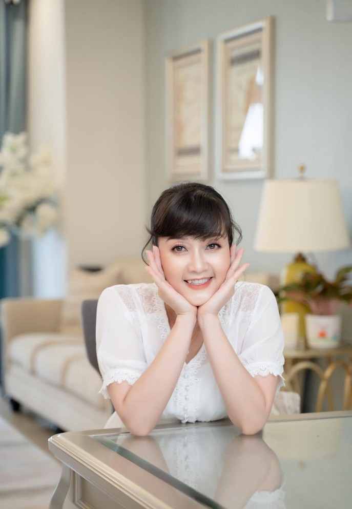 Nghệ sĩ Vân Dung làm dáng nhí nhảnh khi bắt gặp ống kính. Nữ nghệ sĩ hài đất Bắc được fan khen gương mặt trẻ trung, tinh thần rạng rỡ.