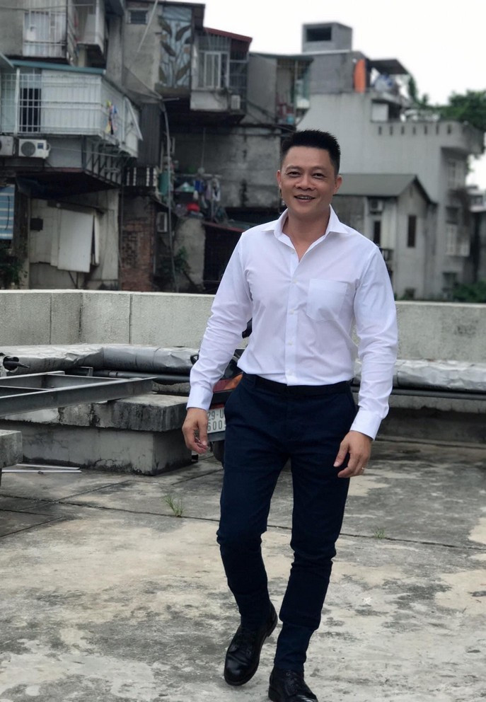 BTV Trần Quang Minh trông trẻ trung, phong độ với sơ mi trắng, quần tây. Anh chúc mừng Đà Nẵng đón các học sinh, sinh viên trở lại trường nhập học trong ngày đầu tiên.