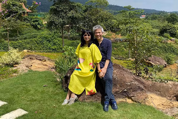  Diva Thanh Lam vừa chia sẻ vài tấm ảnh chụp cùng bạn trai khi cả hai tới thăm trang trại của một người bạn ở Ba Vì (Hà Nội). Giọng ca "Màu hoa đỏ" không ngại ngùng thể hiện tình cảm với bạn trai khi nắm tay, ôm anh trước ống kính.