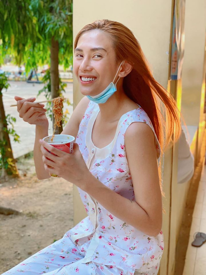 Không hề than vãn, Võ Hoàng Yến thích ứng nhanh với môi trường nơi cách ly. Người đẹp còn tạo cho cuộc sống nơi đây thêm sinh động, vui vẻ.