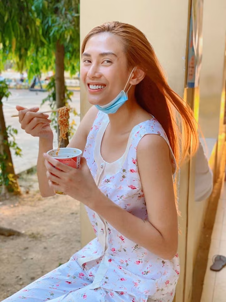 Không hề than vãn, Võ Hoàng Yến thích ứng nhanh với môi trường nơi cách ly. Người đẹp còn tạo cho cuộc sống nơi đây thêm sinh động, vui vẻ.