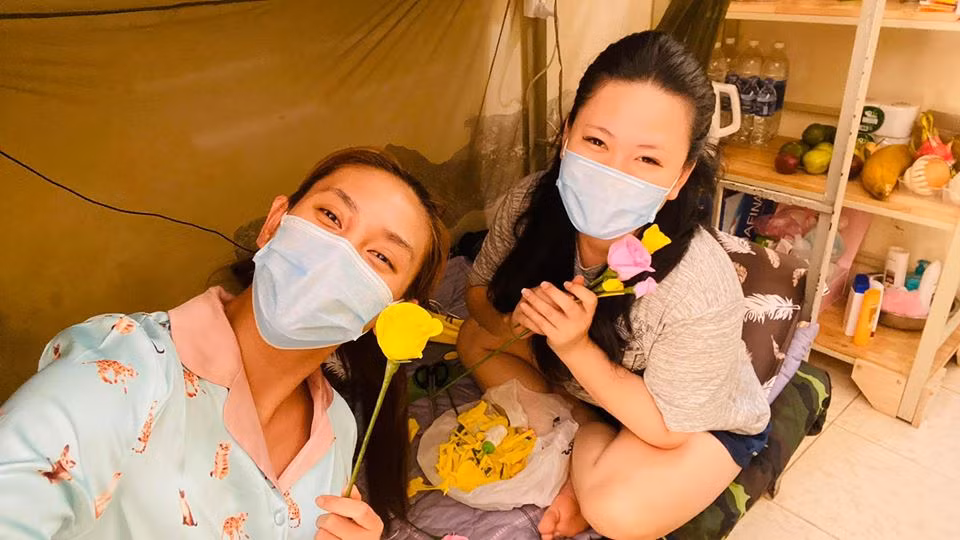 Võ Hoàng Yến chuẩn bị hoa cho màn tỏ tình đặc biệt nơi cách ly. Thậm chí, hình ảnh Võ Hoàng Yến đi "hóng biến" còn gây sốt, khiến fan thích thú.