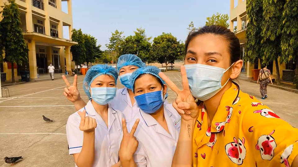 Nữ người mẫu đã biến 14 ngày cách ly thành trải nghiệm đẹp trong cuộc đời.