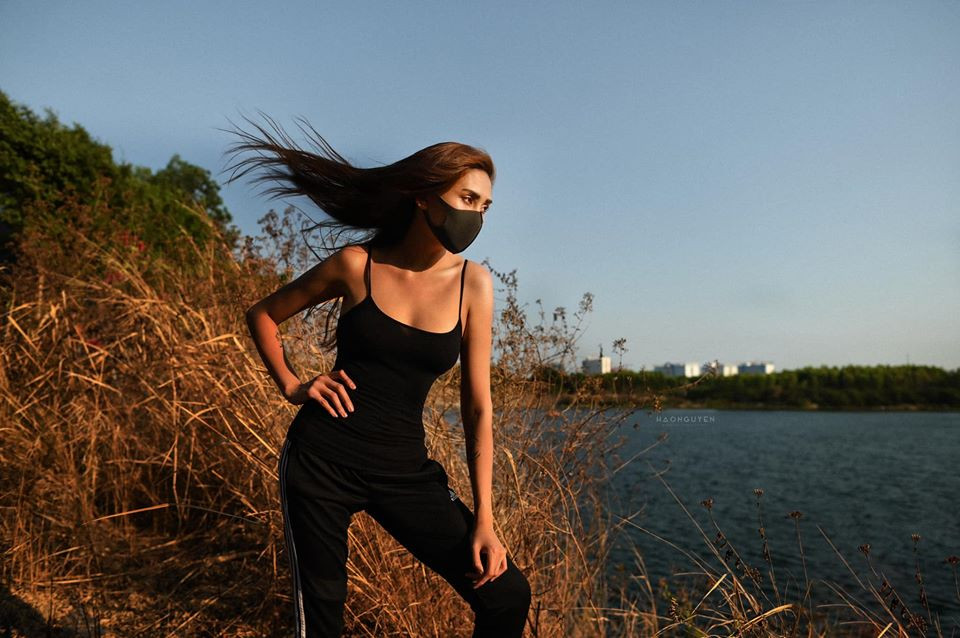 Đặc biệt, ở nơi cách ly, Võ Hoàng Yến vẫn thể hiện rõ khí chất người mẫu. Người đẹp "chiêu sinh" lớp catwalk cho những người đi cách ly. Bộ ảnh thời trang ngẫu hứng của cô nàng thực hiện tại đây cũng gây sốt.