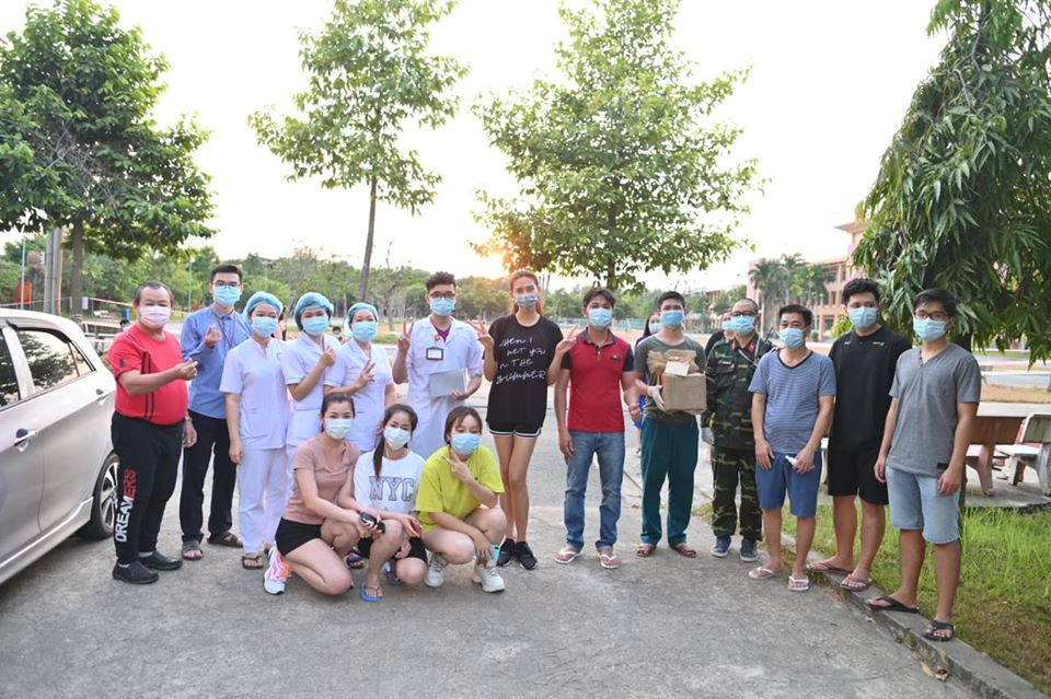 Nữ người mẫu chia sẻ, mọi người đã bàn bạc và quyết định chuyển số tiền này vào kho bạc nhà nước, giúp đỡ một phần trong mùa dịch.