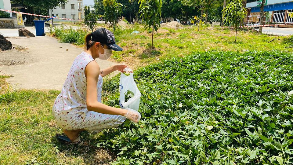 Khác với sự sang chảnh trên sàn diễn thời trang, ngoài đời Võ Hoàng Yến giản dị, thân thiện và đáng yêu. Hình ảnh Võ Hoàng Yến đi hái rau cải thiện bữa ăn cũng được lòng khán giả.