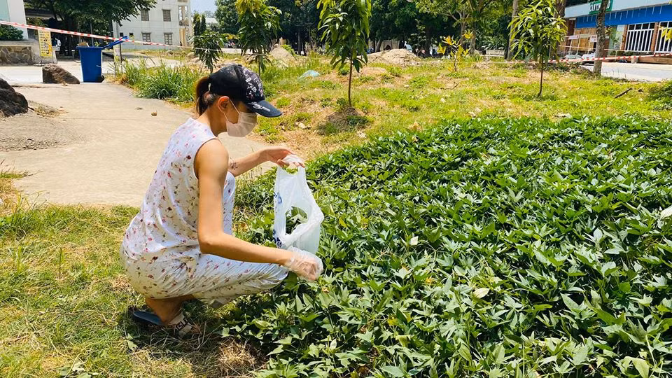 Khác với sự sang chảnh trên sàn diễn thời trang, ngoài đời Võ Hoàng Yến giản dị, thân thiện và đáng yêu. Hình ảnh Võ Hoàng Yến đi hái rau cải thiện bữa ăn cũng được lòng khán giả.