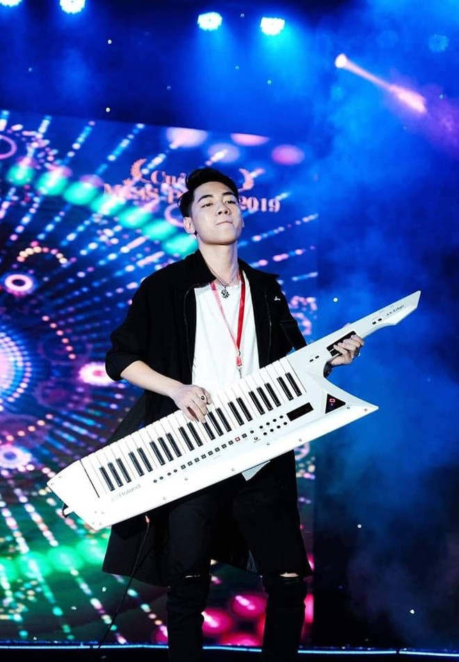 Một ngày sau, Jack có bài viết ám chỉ trên trang cá nhân: "Cậu bạn ấy được ra ngoài chia sẻ với fan và anh em bạn bè rằng mình bị trầm cảm lúc khủng hoảng. Vậy nếu đổi lại bạn ấy bị tấn công, bị ghét bỏ, dồn ép những tin đồn không có vài tháng trước kiểu như tôi. Chắc bạn ấy phải hack thêm 3 mạng để vượt qua trò chơi này". Hiện giọng ca Sóng gió đã xóa bỏ bài viết này.