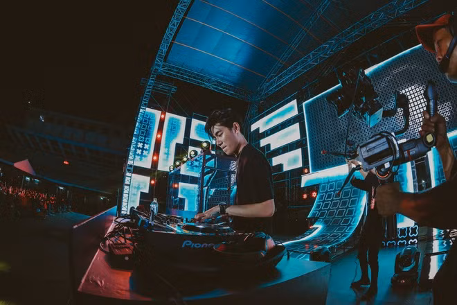 Nhiều khán giả nhận được thông báo video biến mất với lý do bản quyền. Ban tổ chức hiện chưa đưa ra giải thích nhưng nhiều khán giả cho rằng việc K-ICM chơi đàn trên nền nhạc The Spectre của Alan Walker chính là lý do.