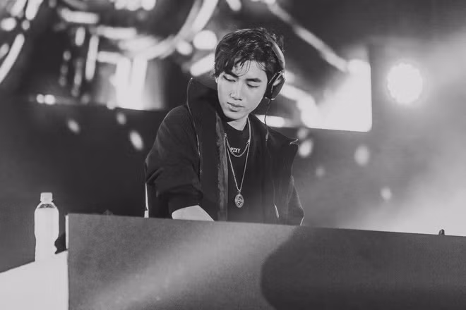 K-ICM đánh DJ và chơi đàn trên nền nhạc The Spectre của Alan Walker. Nhà sản xuất 9X vẫn được khán giả ủng hộ và cổ vũ nhiệt tình. Tuy nhiên, đến sáng 6/1, nhiều video liên quan đến tiết mục của K-ICM trong chương trình biến mất. Thậm chí, link xem trực tiếp chương trình cũng không còn.