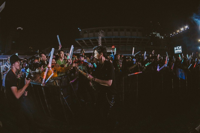 Vừa qua, K-ICM thường đi diễn một mình sau khi anh và Jack nảy sinh mâu thuẫn. Công ty quản lý của anh cho biết không liên lạc được với Jack. Về phía Jack, nam ca sĩ và gia đình ám chỉ việc bị công ty quản lý giữ hết cát-xê, không cho liên lạc với người thân…