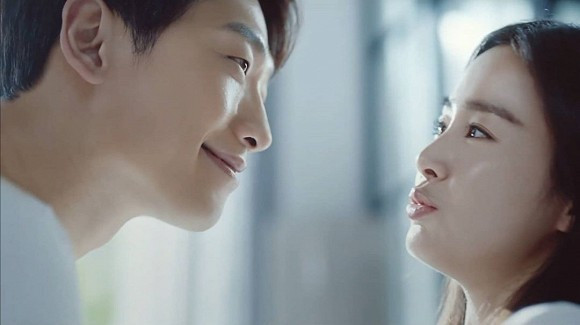 Hai người mặc đồ ăn ý, nằm sát bên nhau. Không chỉ có vậy, cảnh Bi Rain và Kim Tae Hee gần như trao nhau nụ hôn cũng khiến cho người xem muốn rụng tim.