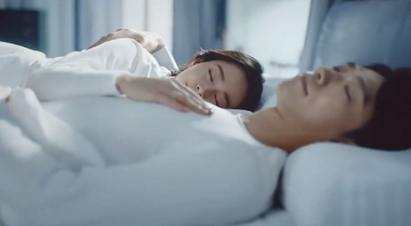 Những hình ảnh tình cảm giữa Kim Tae Hee và ông xã Bi Rain trở thành chủ đề "hot" trên mạng xã hội.