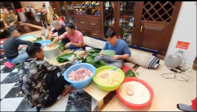 Tuan Hung goi banh chung chuan bi don Tet tai nha rieng