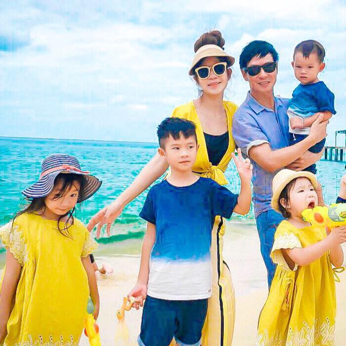 Loat anh 4 nhoc ti nha Ly Hai - Minh Ha dang yeu lim tim