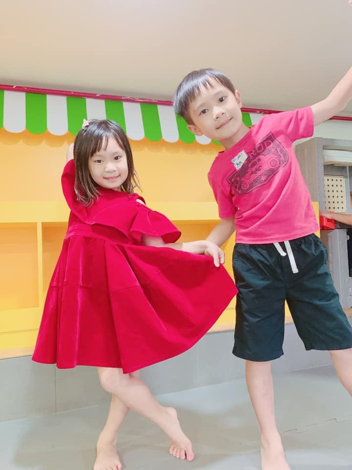 Đối với những hoạt động sinh hoạt hàng ngày, vợ chồng Lý Hải để các con tự làm như đánh răng, đi vệ sinh, chuẩn bị đồ đến trường. Khi đi học về, các con phải tự cất balo, tự thay đồ và chuẩn bị đồ để tắm. Trừ em út Mio đang còn nhỏ, 3 nhóc tì còn lại rất ngăn nắp, gọn gàng.