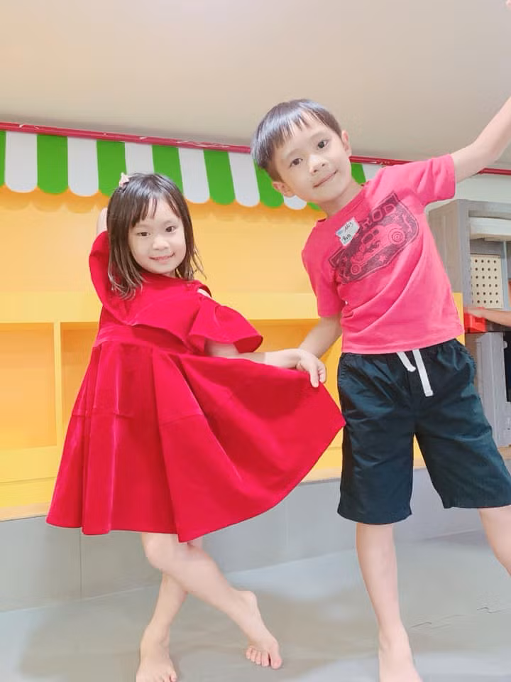 Đối với những hoạt động sinh hoạt hàng ngày, vợ chồng Lý Hải để các con tự làm như đánh răng, đi vệ sinh, chuẩn bị đồ đến trường. Khi đi học về, các con phải tự cất balo, tự thay đồ và chuẩn bị đồ để tắm. Trừ em út Mio đang còn nhỏ, 3 nhóc tì còn lại rất ngăn nắp, gọn gàng.