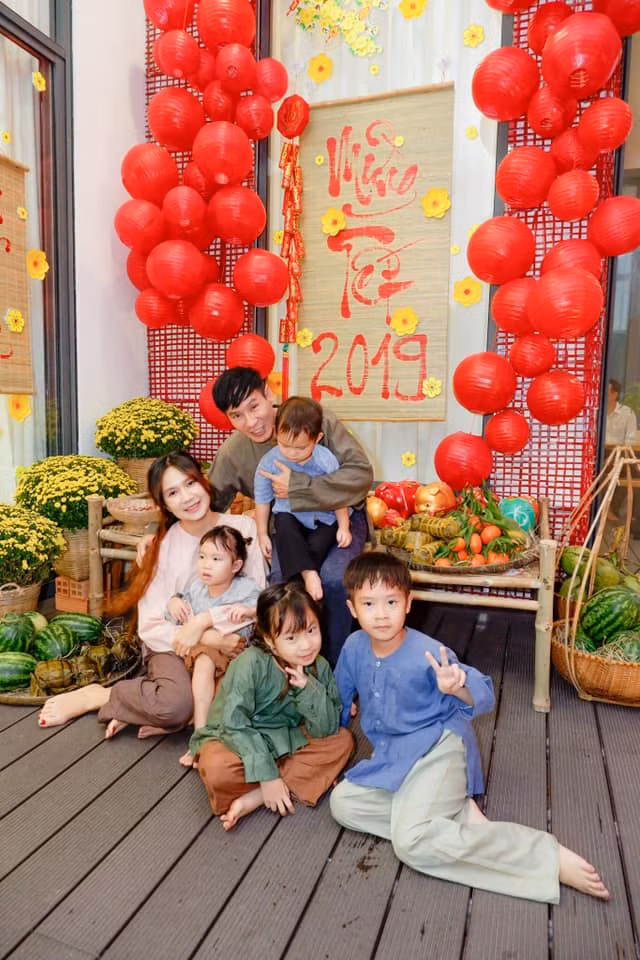 Lý Hải chia sẻ, anh để các bé tự làm chủ mọi quyết định của mình, không gò bó, ép buộc các con. Đương nhiên, mọi hoạt động của các bé đều được bố mẹ quan tâm, uốn nắn kịp thời nếu các bé làm sai.