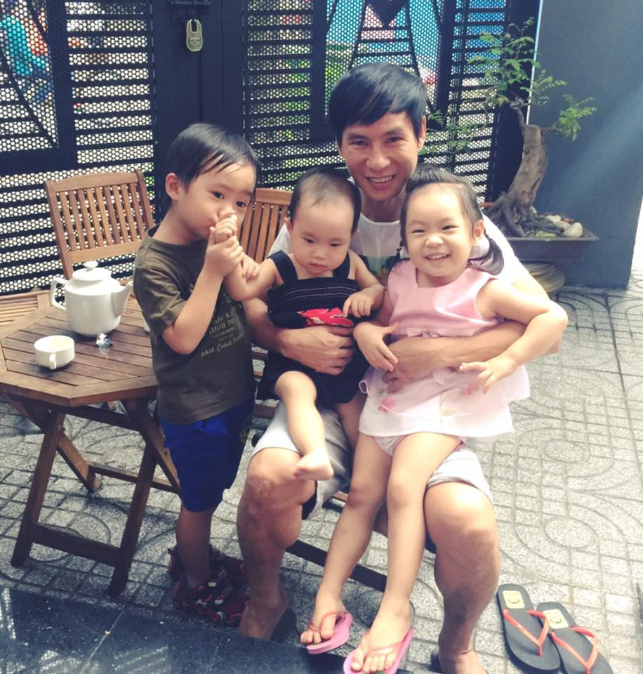 Sau khi lấy chồng sinh con, Minh Hà dành trọn thời gian chăm lo cho gia đình nhỏ. Còn Lý Hải, dù bận rộn với công việc nhưng anh vẫn dành thời gian chơi cùng các con, cùng vợ dạy dỗ các bé.