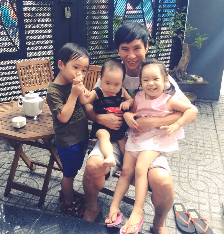 Sau khi lấy chồng sinh con, Minh Hà dành trọn thời gian chăm lo cho gia đình nhỏ. Còn Lý Hải, dù bận rộn với công việc nhưng anh vẫn dành thời gian chơi cùng các con, cùng vợ dạy dỗ các bé.