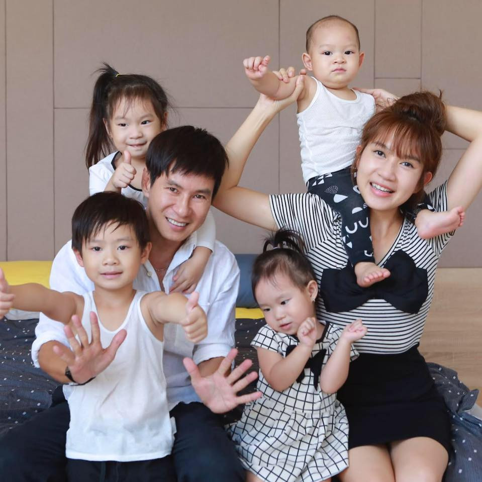 Con trai út của cặp đôi nổi tiếng tên Mio (tên thật là Nguyễn Phi Phong). Cậu bé năm nay 4 tuổi cũng vô cùng kháu khỉnh.