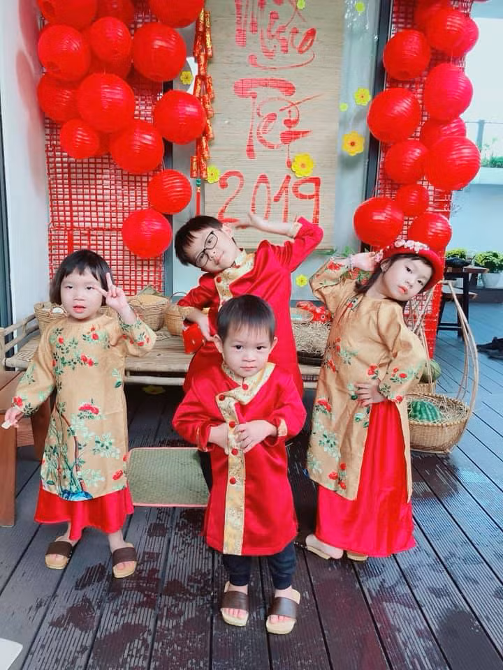 Hình ảnh nhí nhảnh của các bé khiến nhiều người lịm tim vì quá đáng yêu.