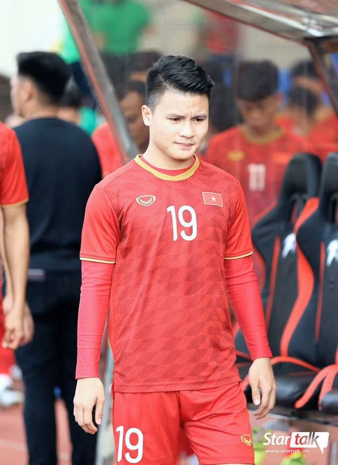 Quang Hai lo tin nhan “nhay cam“: Nguoi noi tieng giu hinh anh nhu nao?