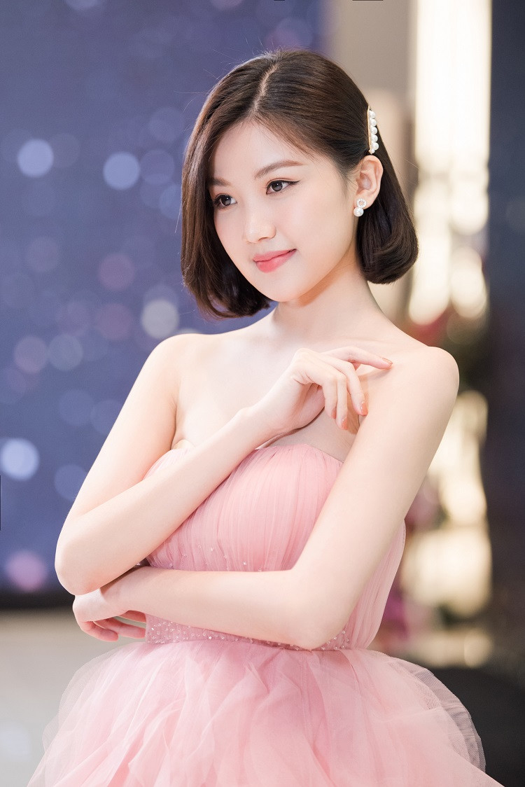 Nữ diễn viên hút sự chú ý khi diện chiếc váy gợi cảm để lộ vai trần.