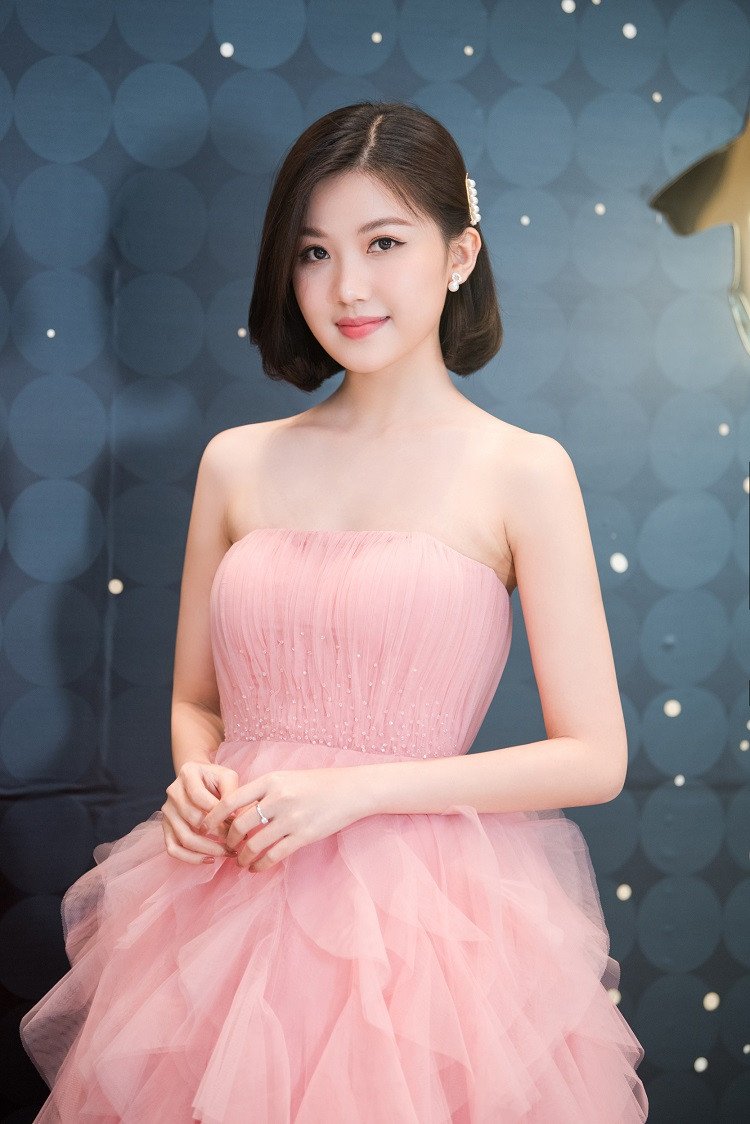 Trà tiểu tam của "Hoa hồng trên ngực trái" trẻ trung, xinh đẹp hút mắt.