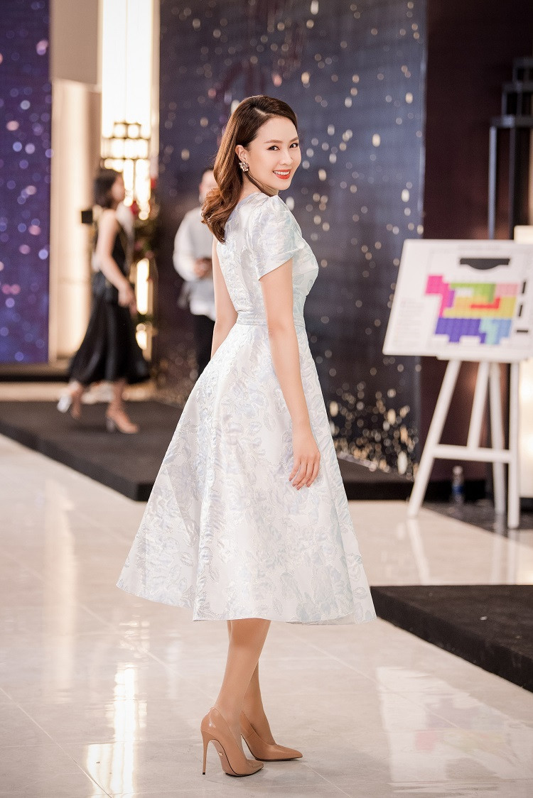 Trong "Hoa hồng trên ngực trái", Trà tiểu tam là tình địch của Khuê - nhân vật do Hồng Diễm thủ vai.