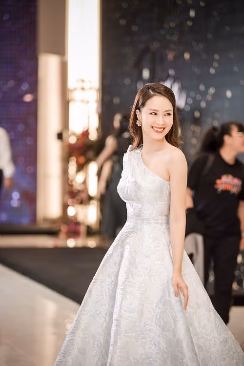 Nữ diễn viên diện đầm trắng khoe vẻ đẹp rạng rỡ.