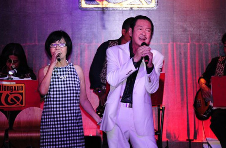 Ngoài ra, Chánh Tín cùng vợ phải đi hát tại phòng trà để kiếm tiền mưu sinh. Khác với thời trẻ, chặng đường nghệ thuật khi bước sang phía bên kia sườn dốc cuộc đời của Chánh Tín gặp không ít trắc trở, lận đận.