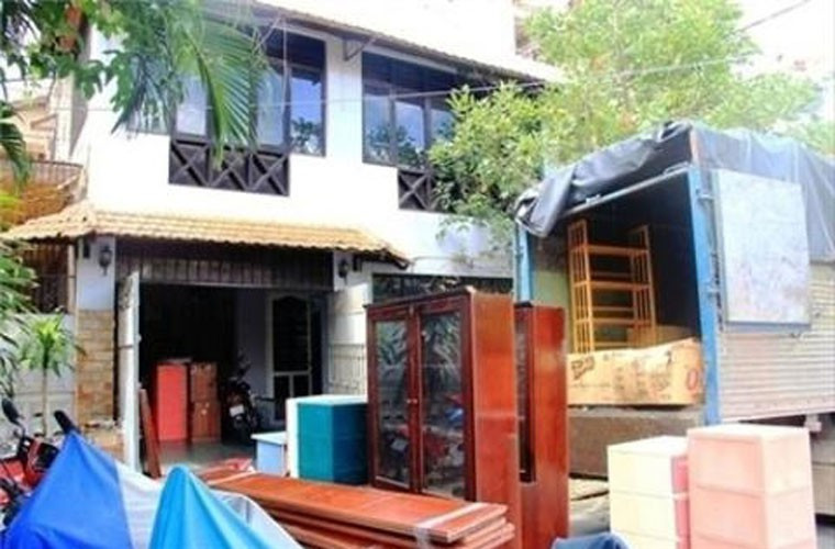 Trong bước đường cùng Chánh Tín đã phải ngửa tay nhận sự trợ giúp của người hâm mộ. Thế nhưng, số tiền ấy không thể giúp nam nghệ sĩ xoay chuyển tình thế. Tháng 9/2014, Chánh Tín phải gán nhà cho ngân hàng.