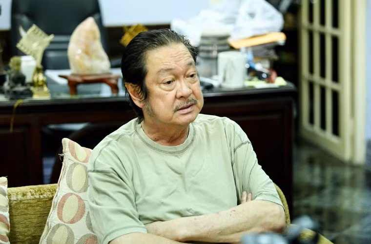 62 tuổi Chánh Tín vỡ nợ. Gia sản của nam nghệ sĩ tan tành mây khói khi "Dòng máu anh hùng" - bộ phim ông thế chấp nhà lấy tiền làm phim bị thất thu vì nạn ăn cắp bản quyền.