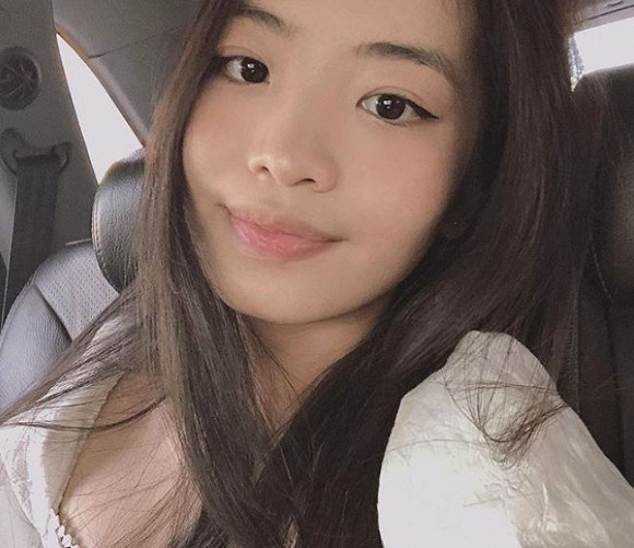 Thu Cầm sở hữu nhiều nét giống mẹ với gương mặt thanh thoát, mái tóc dài đậm chất con gái truyền thống.