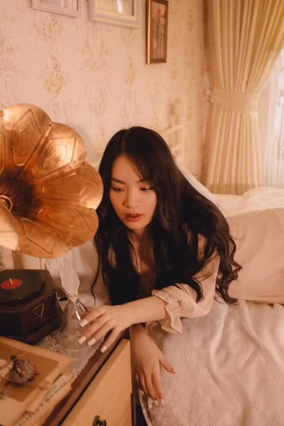 Sinh ra trong gia đình có truyền thống nghệ thuật, nên Thu Cầm cũng sớm bộc lộ tài năng của mình.