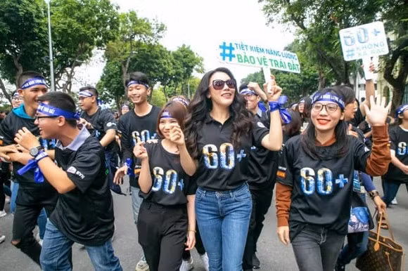 Ngoài ra, nữ ca sĩ cũng đã ăn chạy nhiều năm qua. Cô cho biết ăn chay giúp đảm bảo sức khỏe, bảo vệ môi trường, giúp lòng nhẹ nhàng và bao dung hơn…