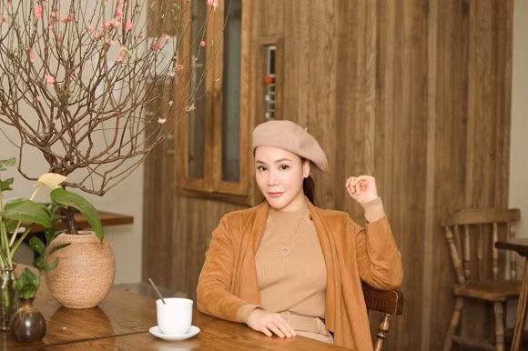 Nữ ca sĩ thổ lộ: "Chuyện yêu đương còn phải tùy duyên, không phải cứ muốn là được ngay. Ví dụ tôi rất yêu chó, có thể ăn, ngủ, chơi, sinh hoạt với nó như một người thân trong gia đình. Nhưng người ta thấy thế thì ngạc nhiên lắm, đôi lúc còn e dè. Thành ra họ yêu thương mình là một chuyện, nhưng thấy những thứ có vẻ khác thường trong cuộc sống của tôi lại là chuyện khác. Bây giờ cứ lo làm tốt công việc đã, còn kết hôn thì cứ tùy duyên".