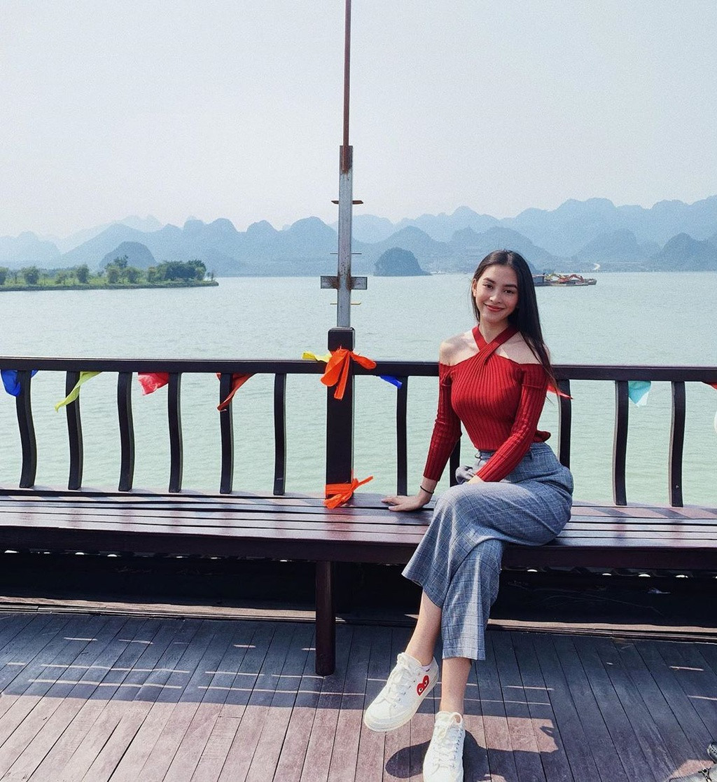 Hoa hậu Tiểu Vy chia sẻ hình chụp tại chùa Tam Chúc (Hà Nam). Hoa hậu Việt Nam 2018 mặc quần dài, kết hợp cùng áo trễ khoe bờ vai quyến rũ.