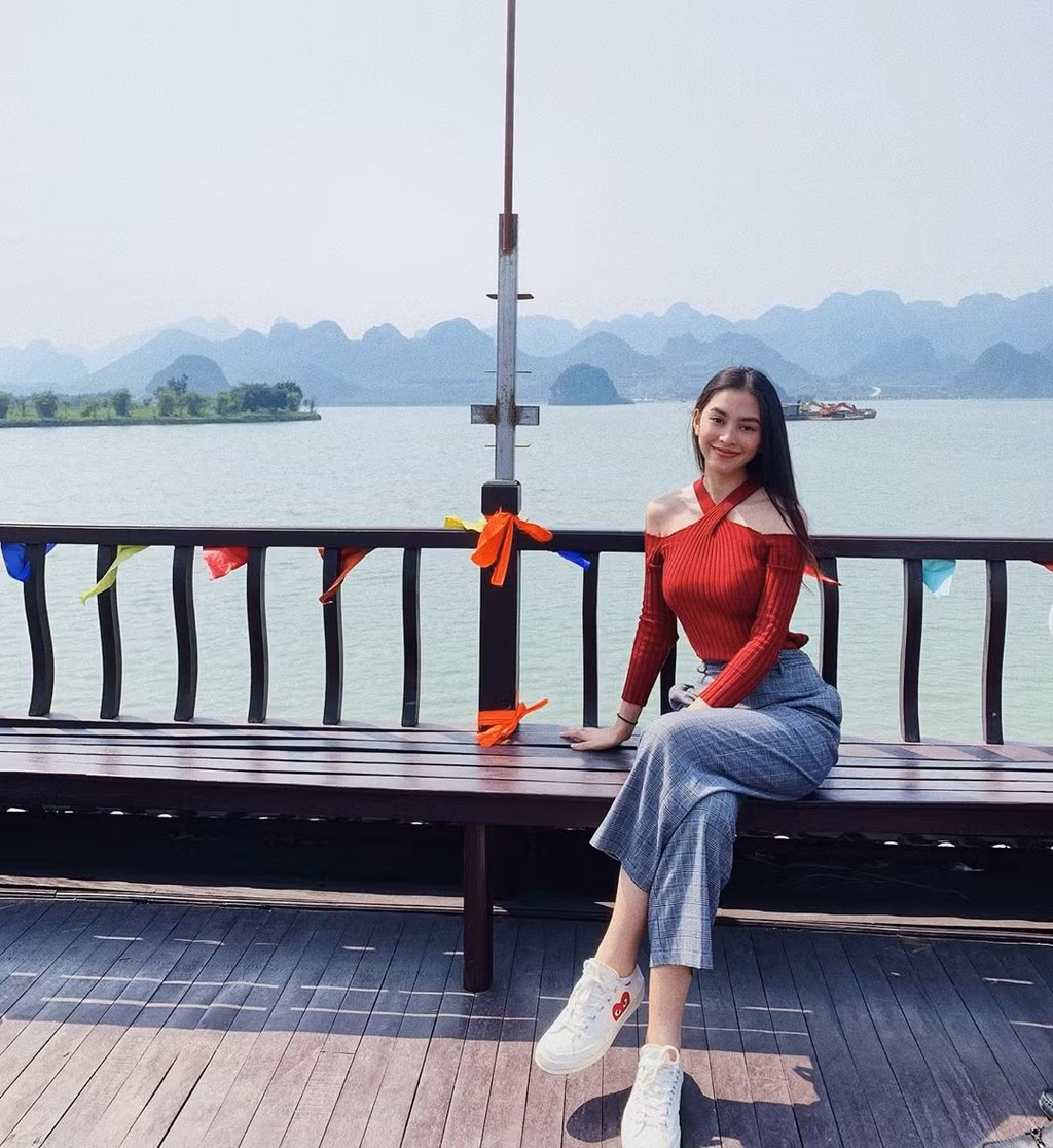 Hoa hậu Tiểu Vy chia sẻ hình chụp tại chùa Tam Chúc (Hà Nam). Hoa hậu Việt Nam 2018 mặc quần dài, kết hợp cùng áo trễ khoe bờ vai quyến rũ.
